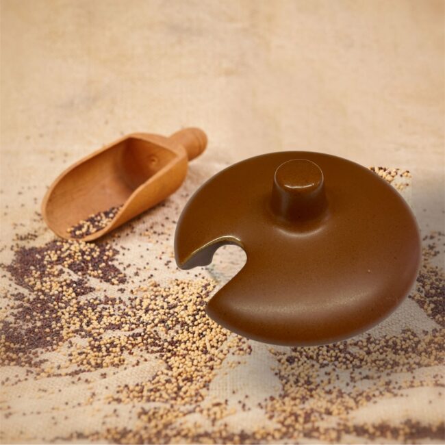 Handgefertigter Tondeckel mit Öffnung für Senftopf