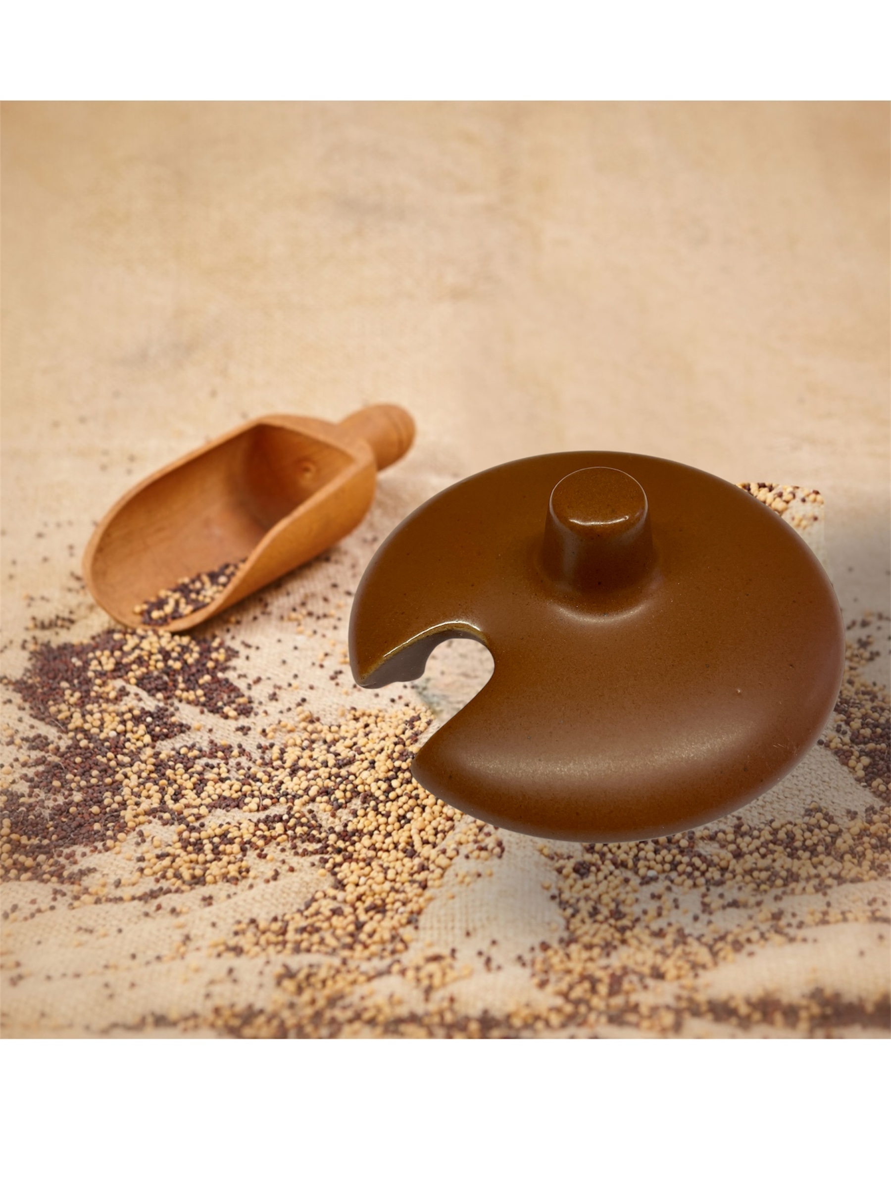 Handgefertigter Tondeckel mit Öffnung für Senftopf